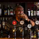 Mentre il gestore spilla (e beve) una birra...
